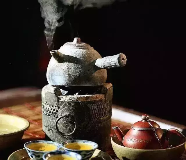 ”警惕一氧化碳中毒，女子圍爐煮茶三小時險喪命”